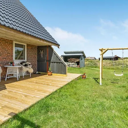 Holiday home Stunning In With Kitchen